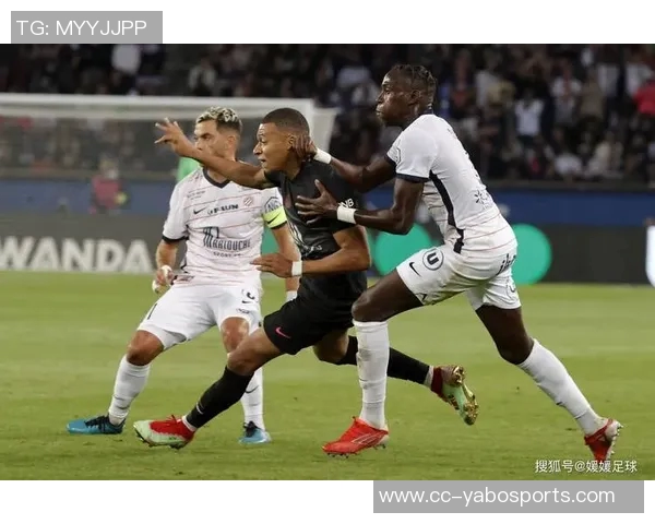 约罗身穿里尔球衣盛装出席里尔对阵巴黎比赛开球仪式 约罗身穿里尔球衣盛装出席里尔对阵巴黎比赛开球仪式