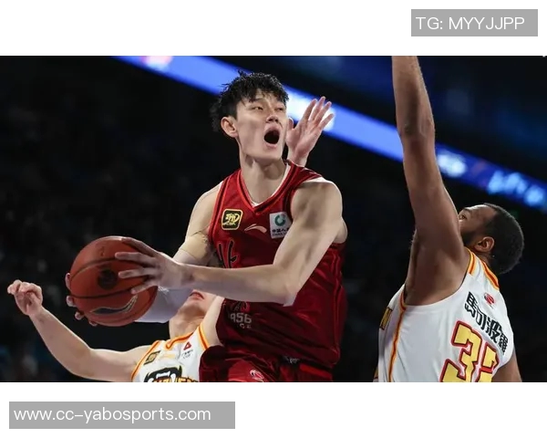 蔡老板昨晚与曾凡博击掌鼓励并嘱咐教练多给予他上场机会 蔡老板昨晚与曾凡博击掌鼓励并嘱咐教练多给予他上场机会