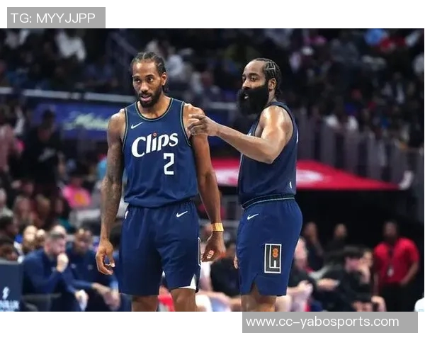 小吧观赛快船对阵鹈鹕主场赠送保罗快船10时期球衣给每位球迷