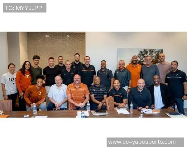 德克萨斯大学橄榄球队成员观战马刺星三代曼宁与文班合影互换球衣精彩瞬间